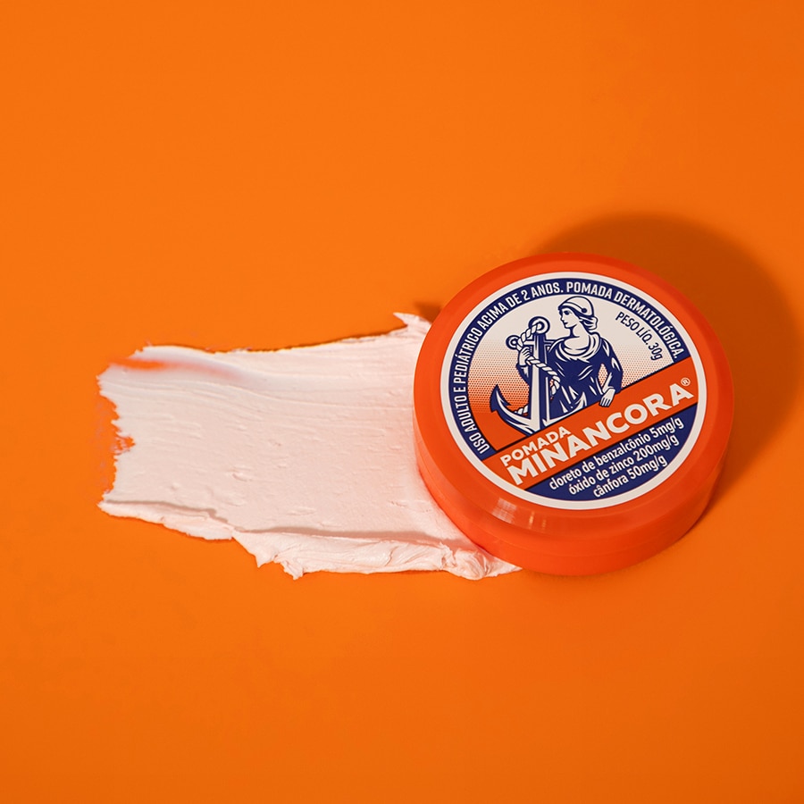 Foto da latinha da Pomada Minancora sobre a pomada aplicada