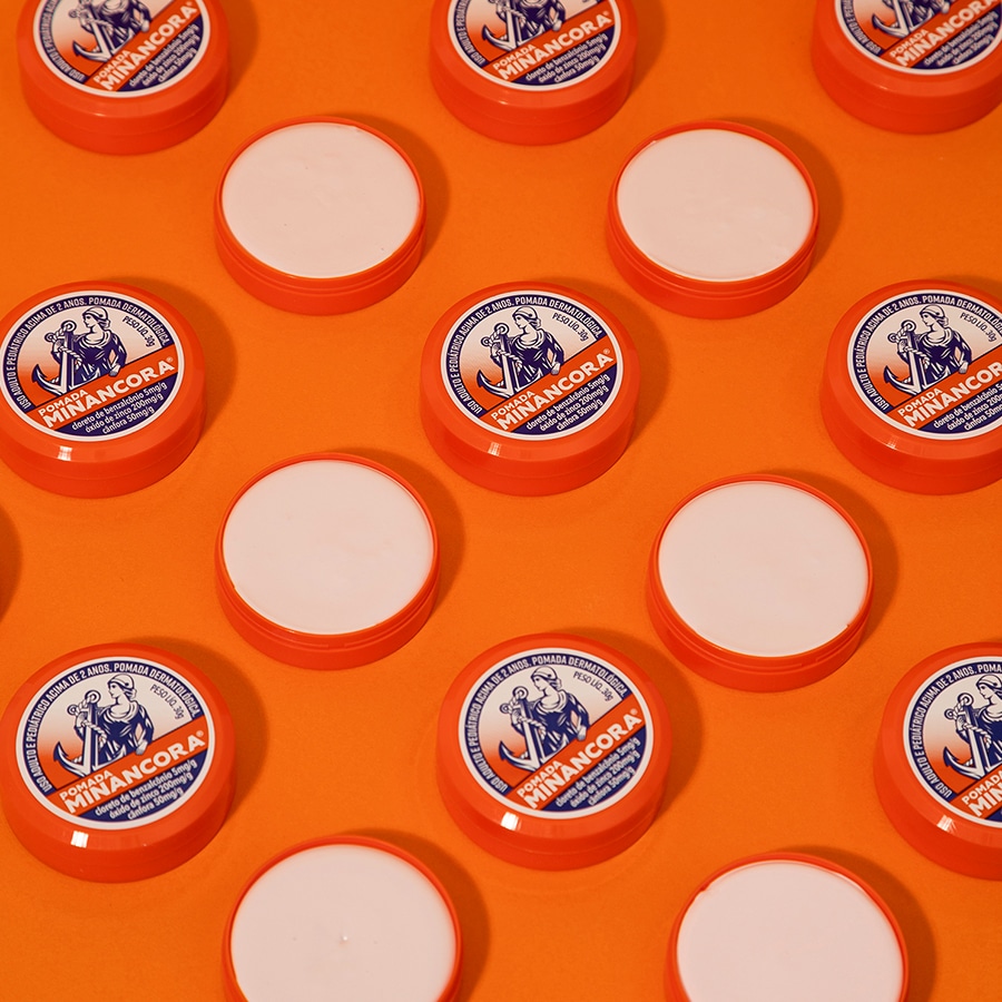 Foto de latinhas da Pomada Minancora abertas