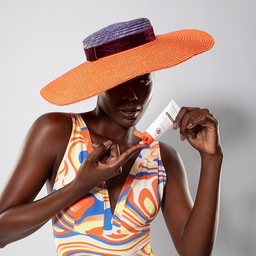 Mulher aplicando no dedo o Gel Creme Antissinais Minancora