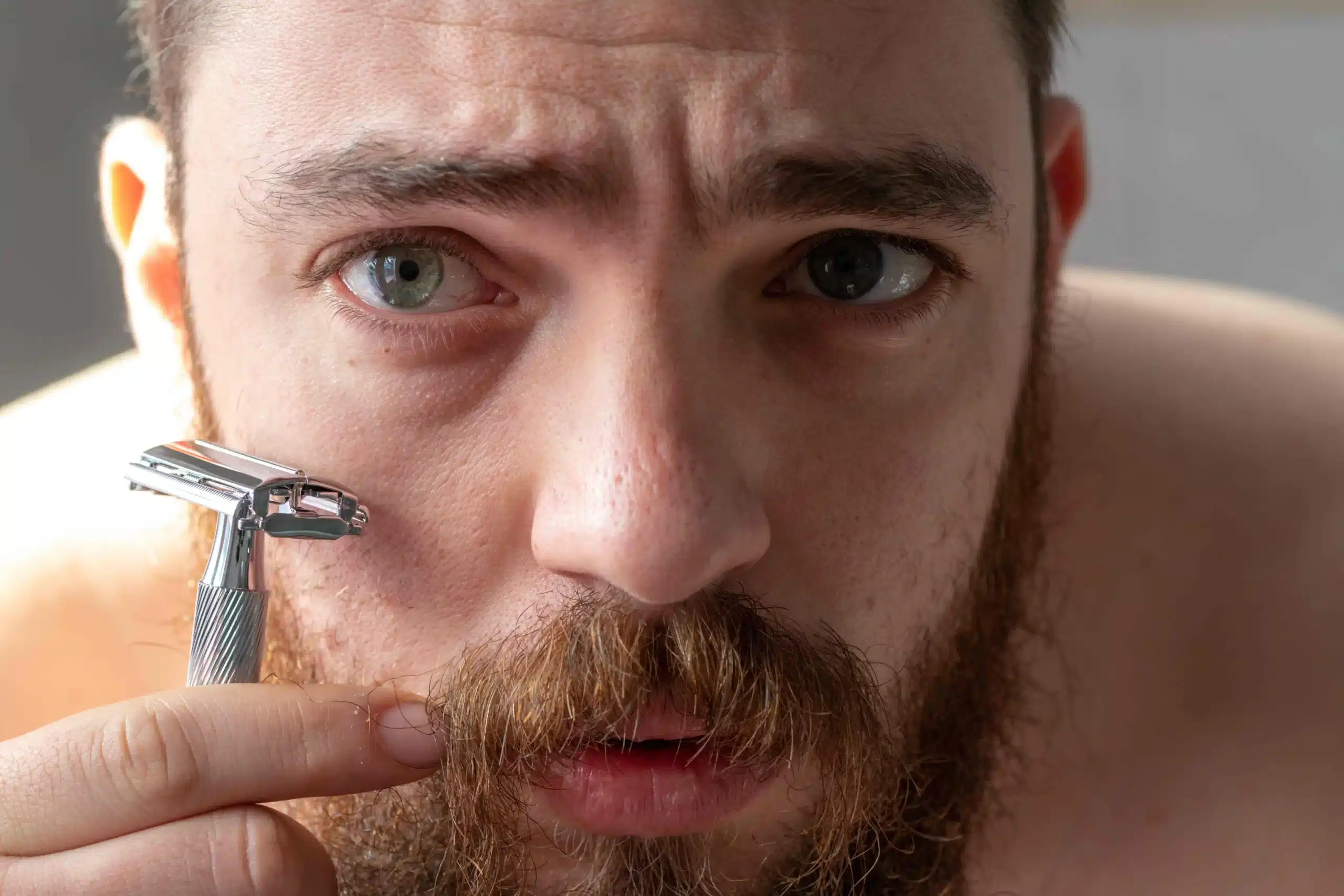 Corte no rosto ao se barbear: o que fazer e não fazer?
