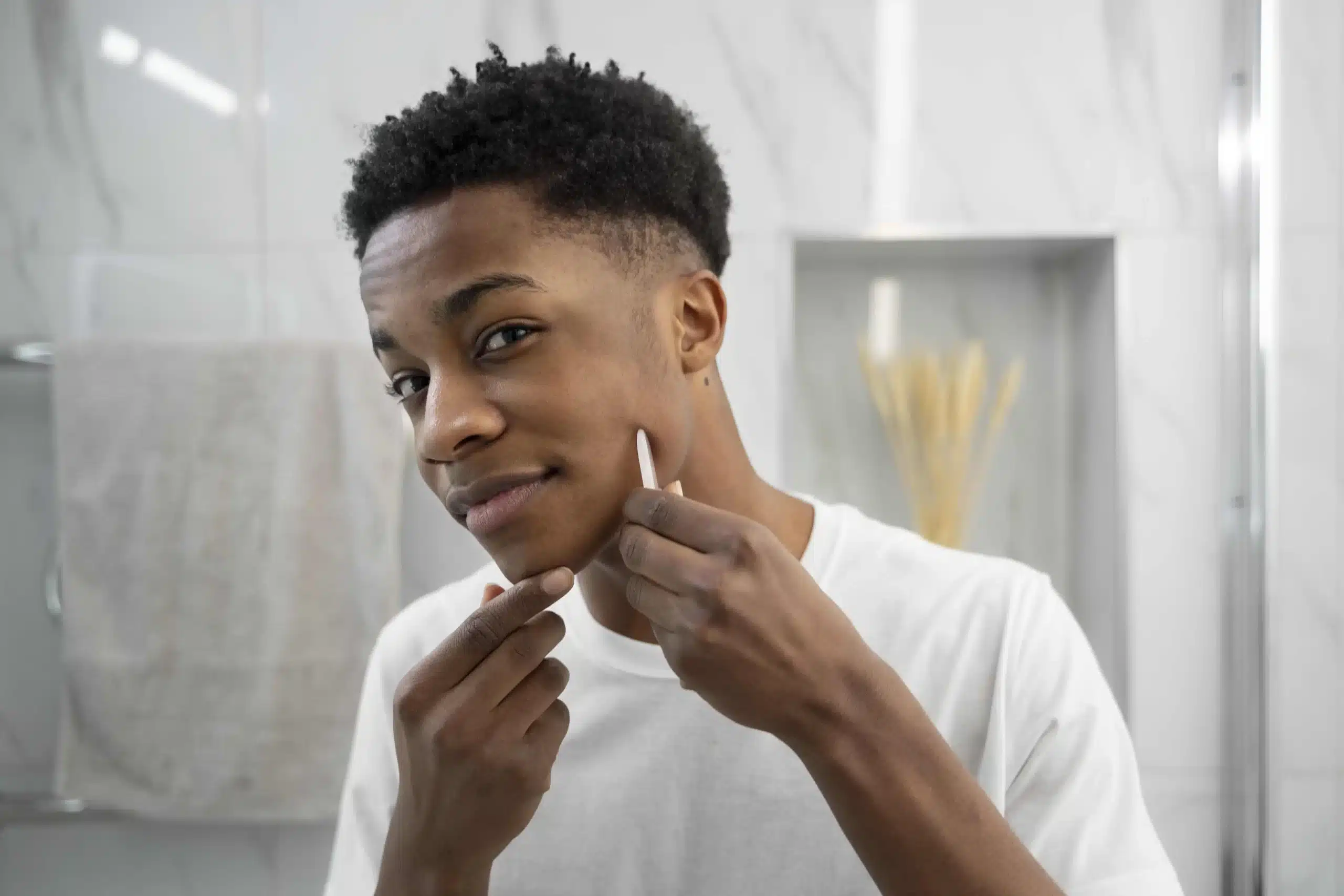 Skincare para meninos: como cuidar da pele na adolescência